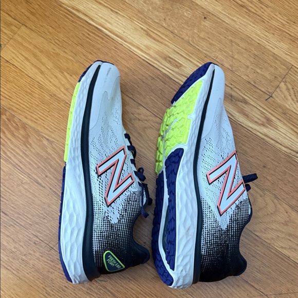 Women’s New Balance Fresh foam athletic shoes. - Picture 4 of 6